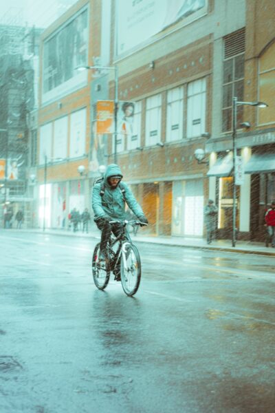 Al momento stai visualizzando Bici Pioggia: Come Pedalare con la Pioggia?